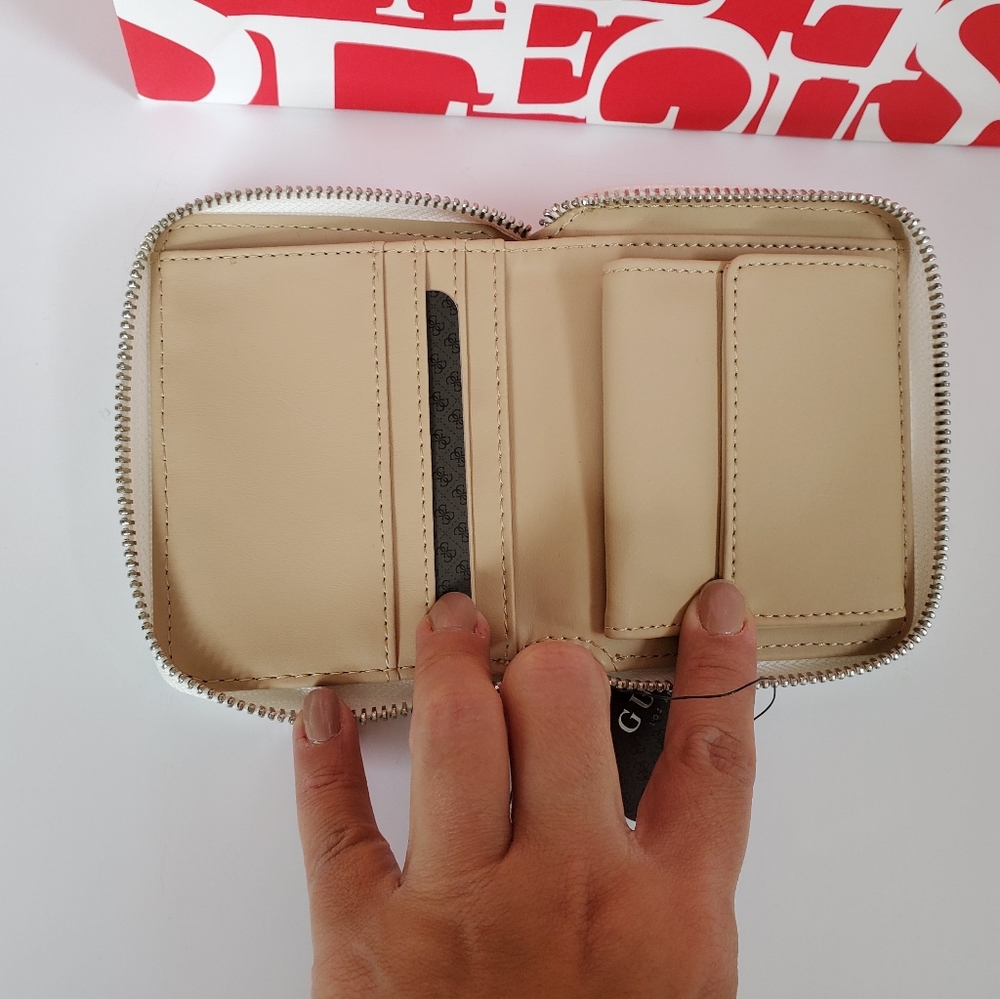 New Guess Wallet - Picture 5 of 6